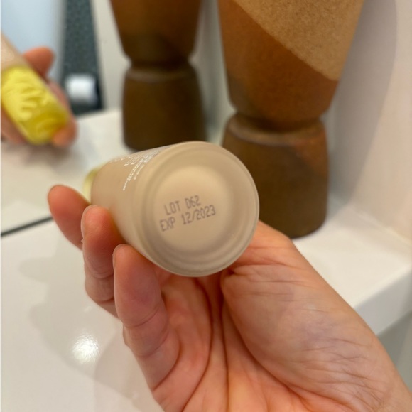 Kosas Revealer Skin-Improving Foundation SPF25 Light+ Neutral Warm 170 - Picture 5 of 5
